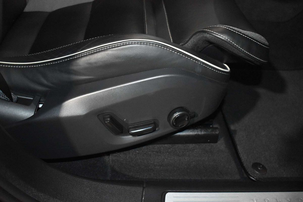 2021 Volvo XC60 B6 R-Design