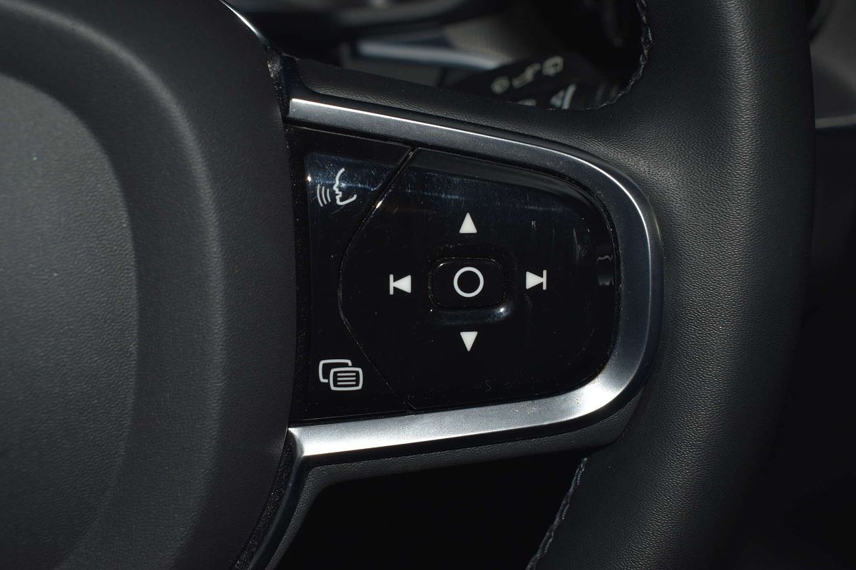 2021 Volvo XC60 B6 R-Design