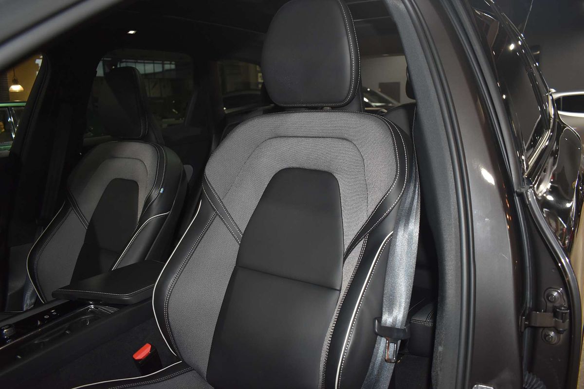 2021 Volvo XC60 B6 R-Design