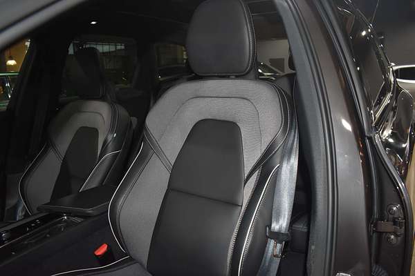 2021 Volvo XC60 B6 R-Design