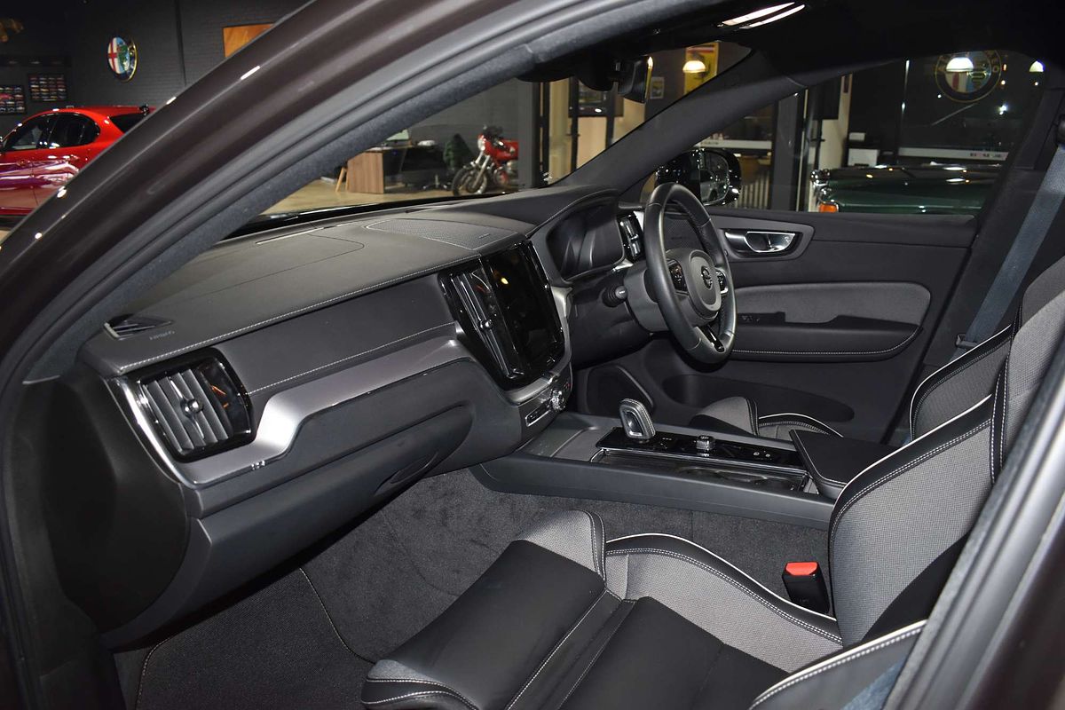 2021 Volvo XC60 B6 R-Design
