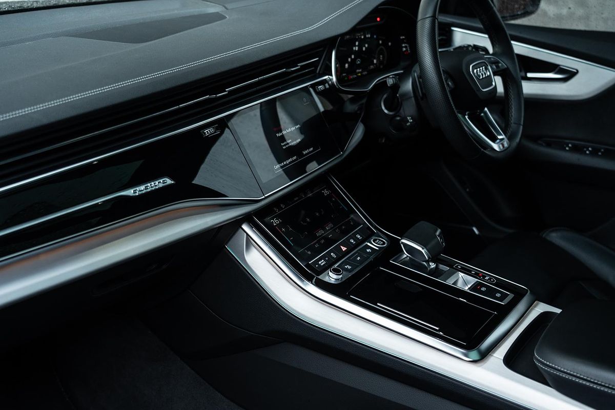 2023 Audi Q8 55 TFSI S line F1