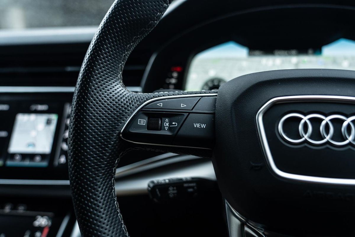 2023 Audi Q8 55 TFSI S line F1