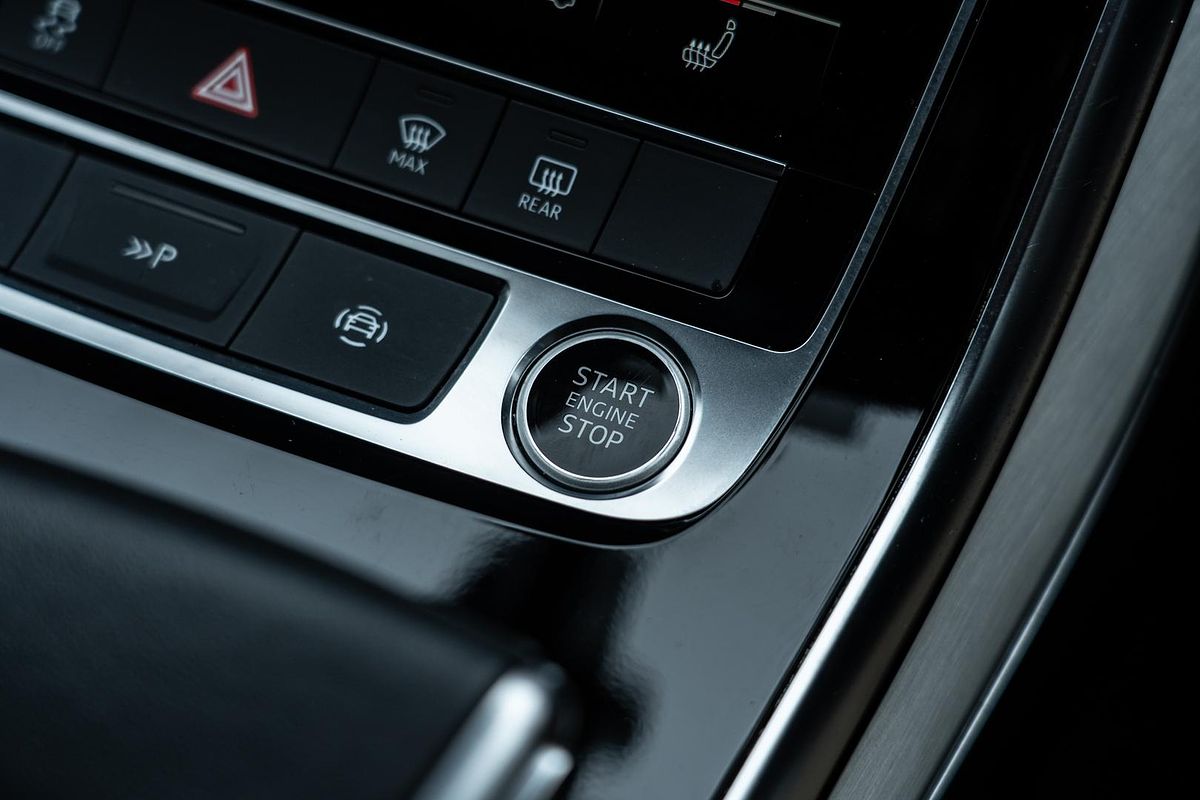 2023 Audi Q8 55 TFSI S line F1