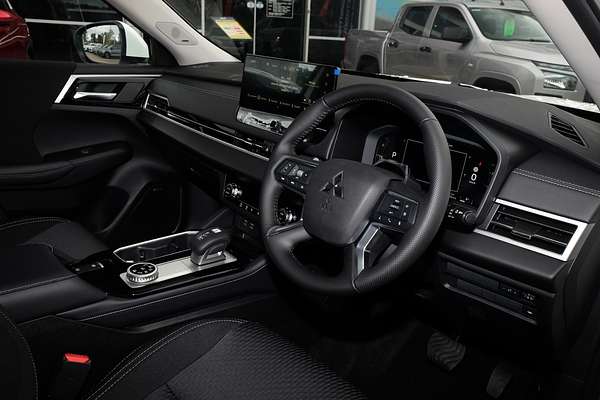 2025 Mitsubishi Outlander LS ZM
