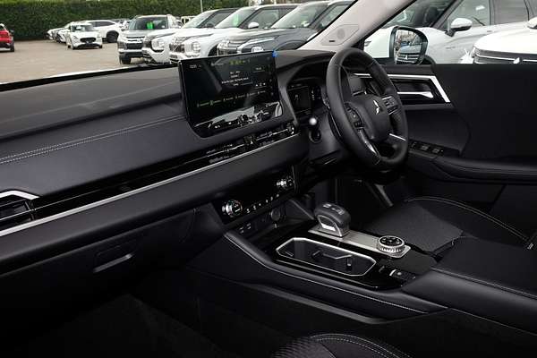 2025 Mitsubishi Outlander LS ZM
