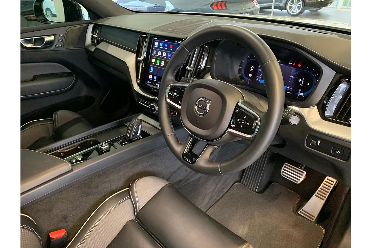 2022 Volvo XC60 B6 R-Design