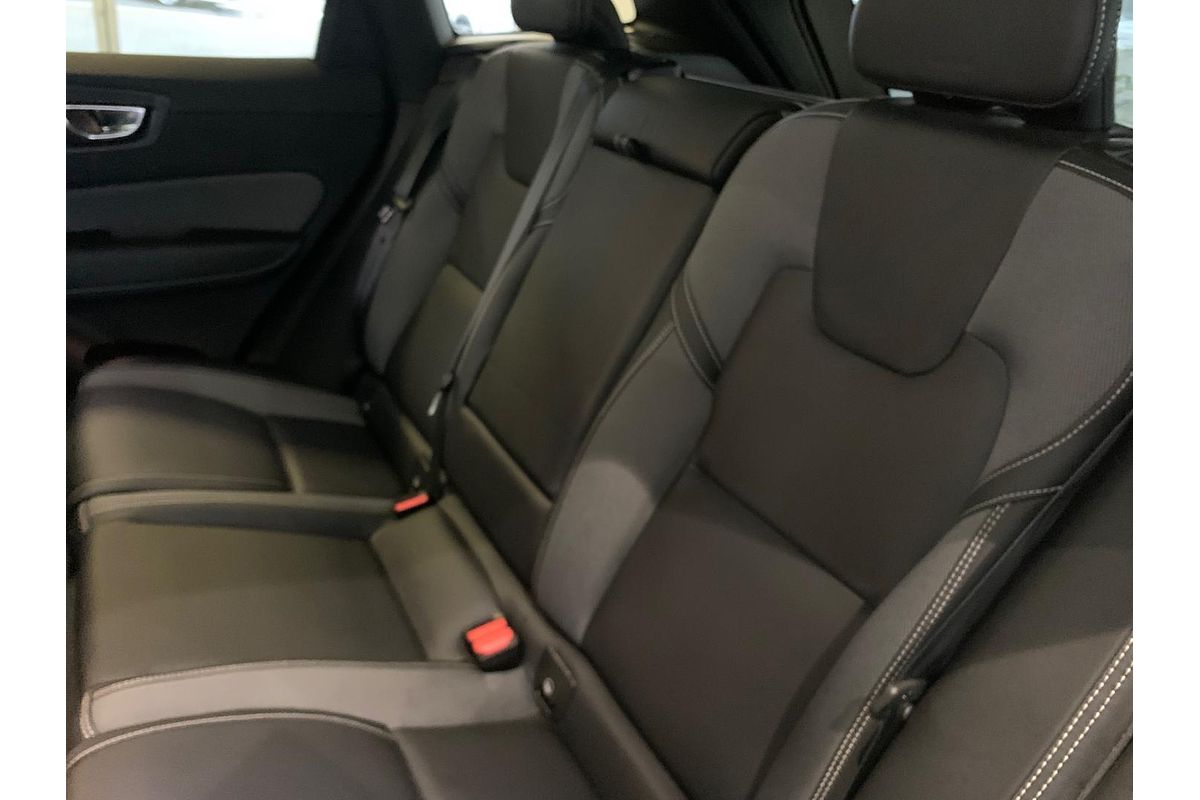 2022 Volvo XC60 B6 R-Design