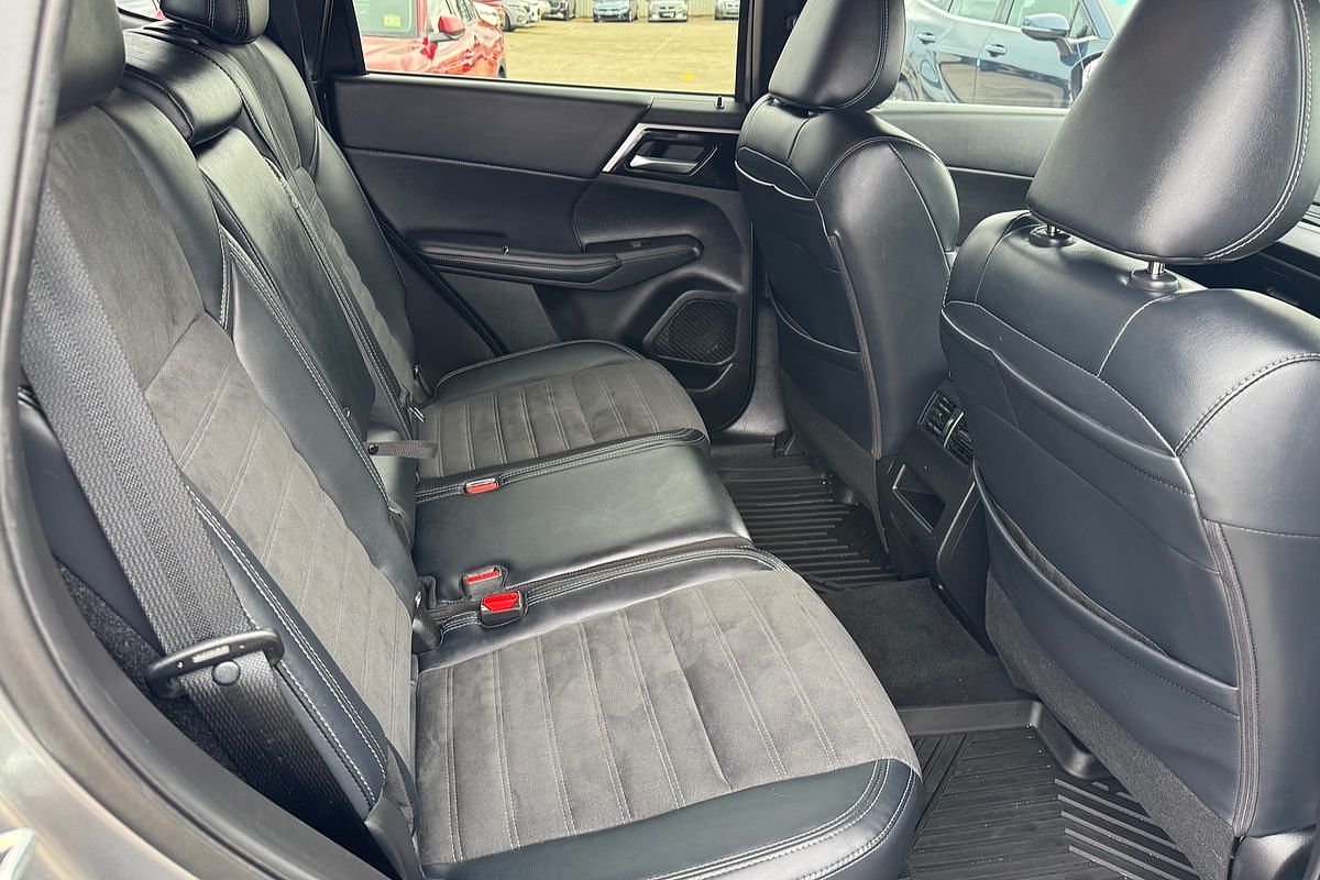 2023 Mitsubishi Outlander LS Black Edition ZM
