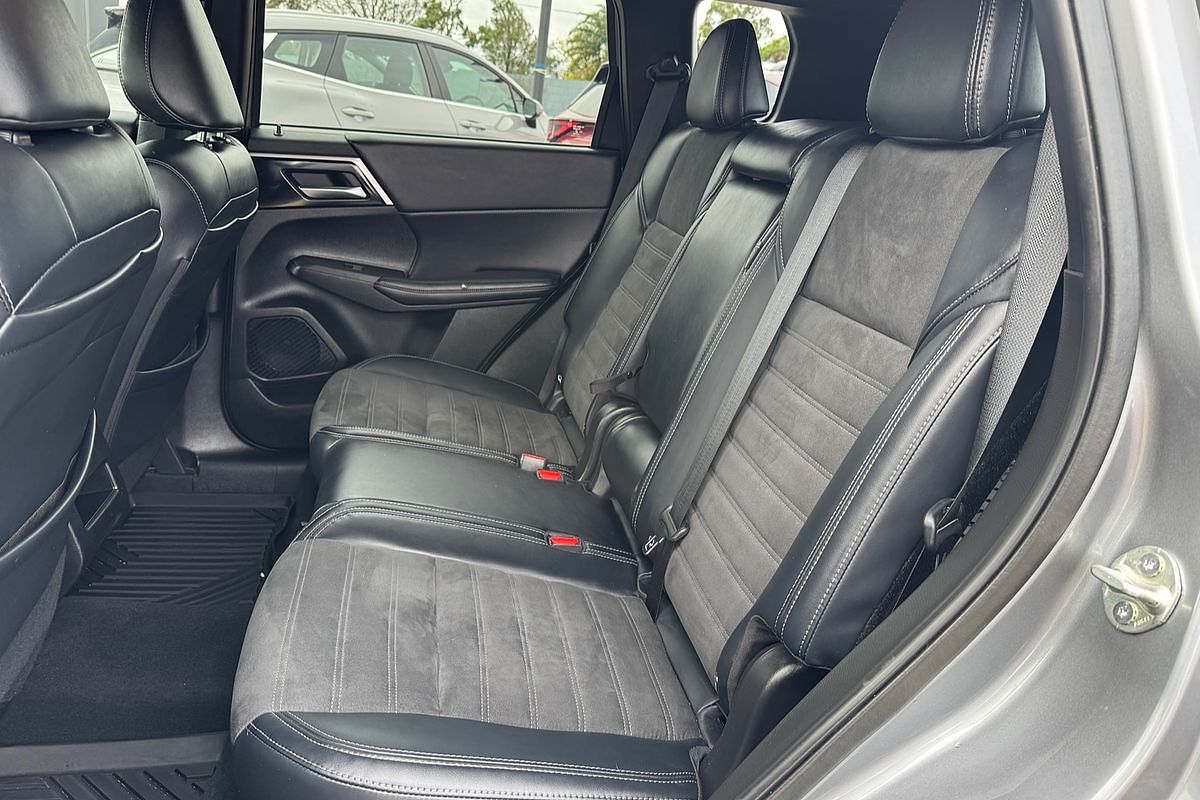 2023 Mitsubishi Outlander LS Black Edition ZM