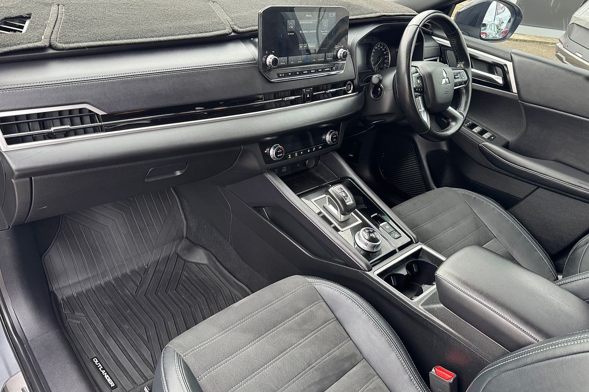 2023 Mitsubishi Outlander LS Black Edition ZM