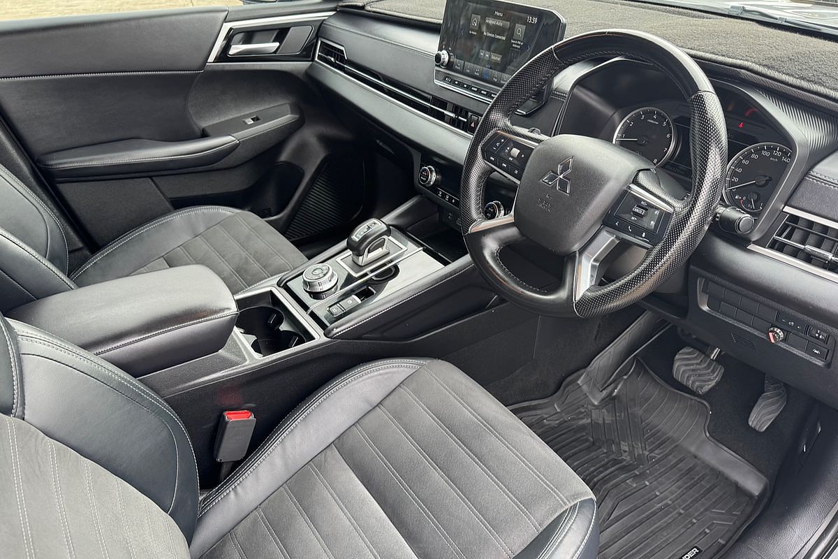 2023 Mitsubishi Outlander LS Black Edition ZM