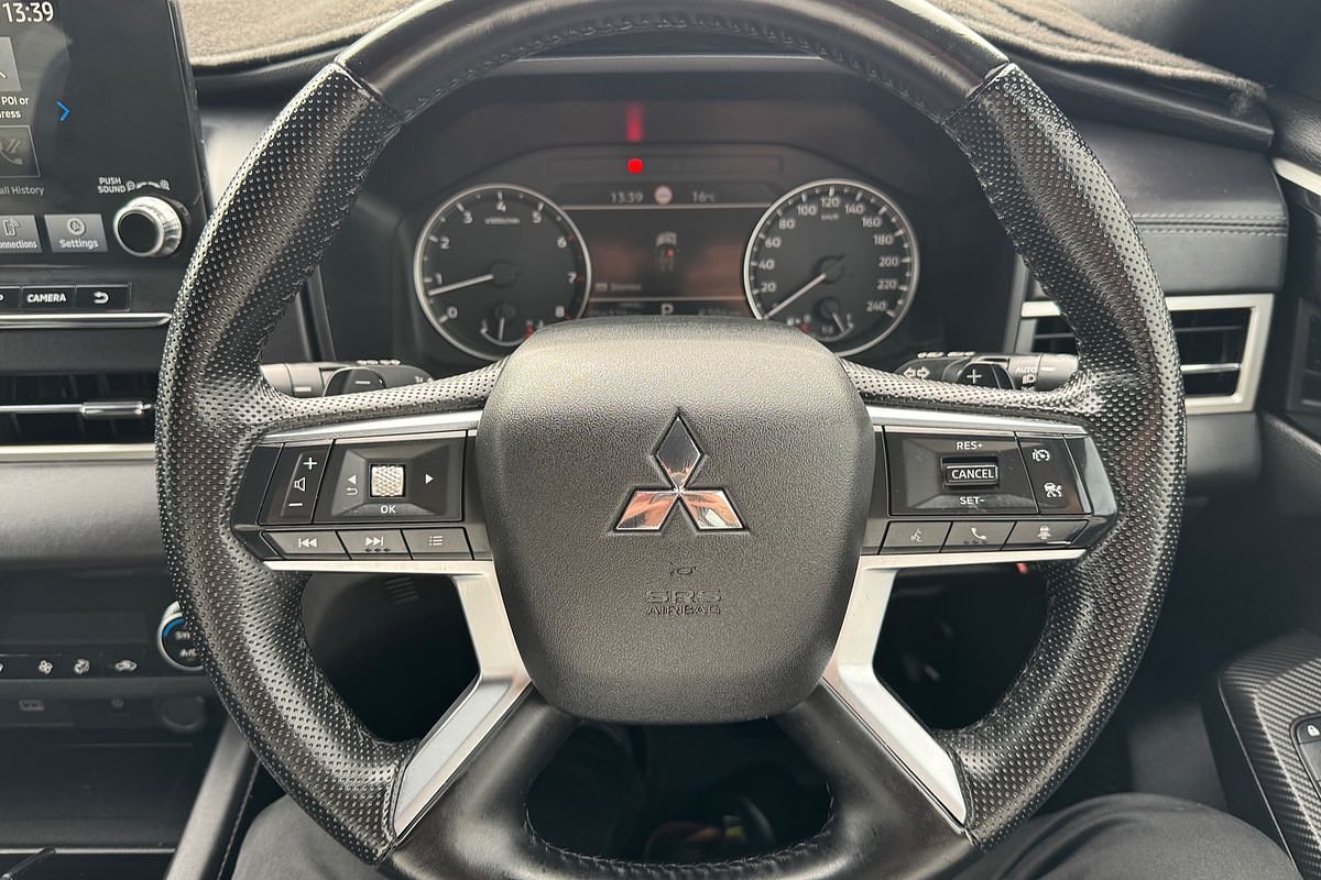 2023 Mitsubishi Outlander LS Black Edition ZM