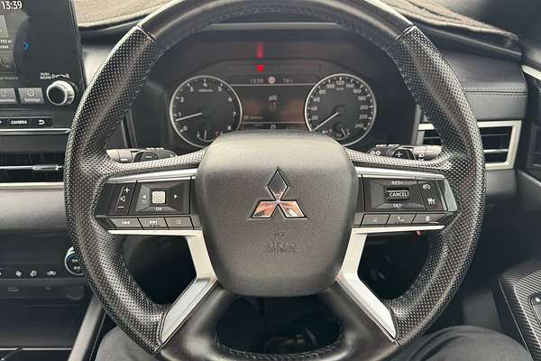 2023 Mitsubishi Outlander LS Black Edition ZM