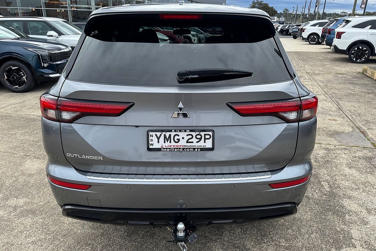 2023 Mitsubishi Outlander LS Black Edition ZM