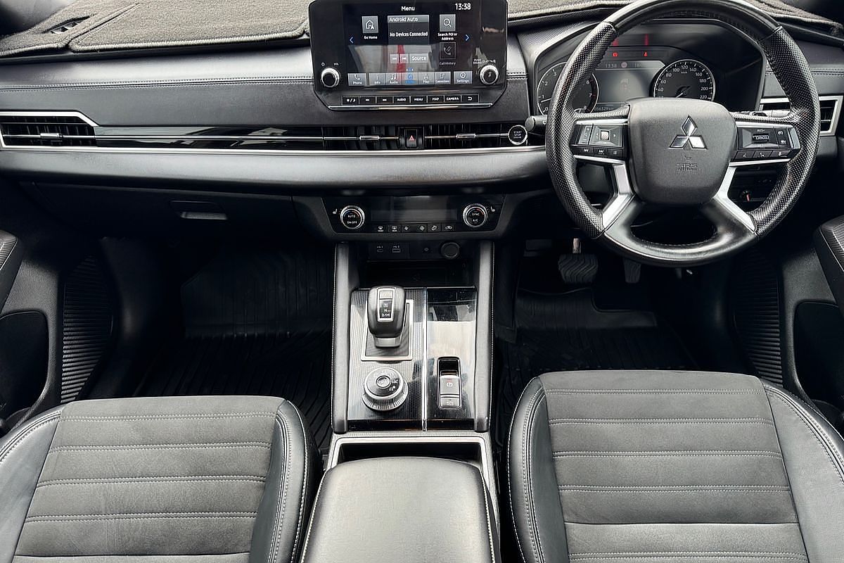 2023 Mitsubishi Outlander LS Black Edition ZM