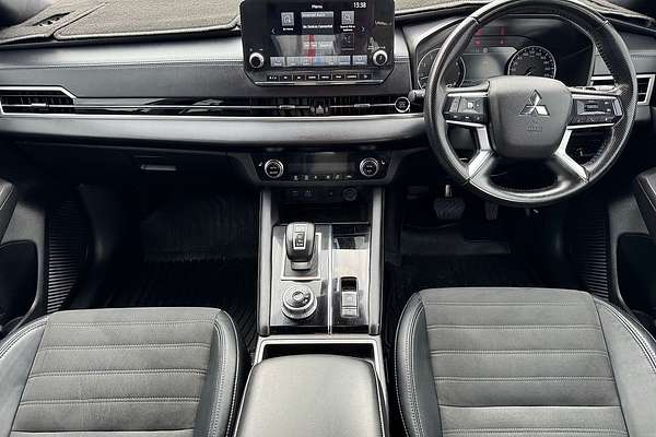 2023 Mitsubishi Outlander LS Black Edition ZM