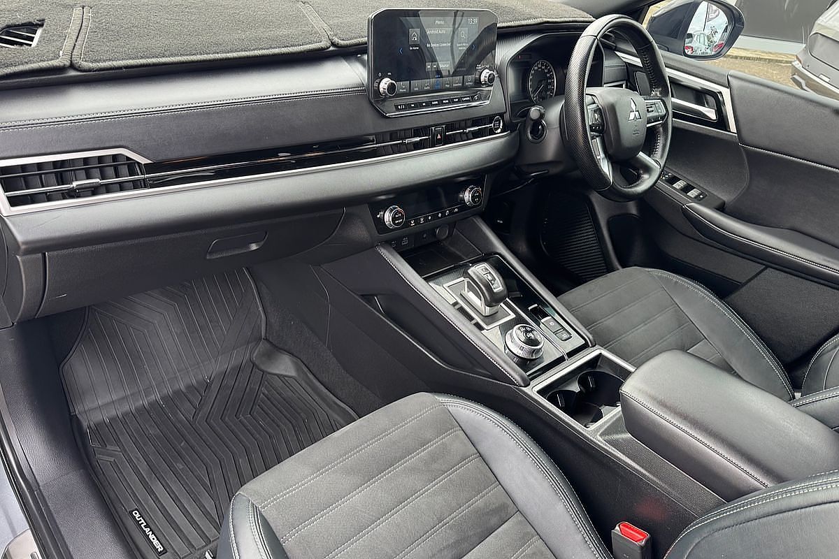 2023 Mitsubishi Outlander LS Black Edition ZM