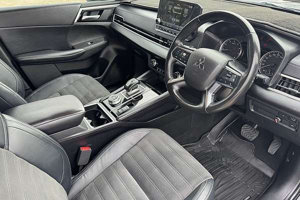 2023 Mitsubishi Outlander LS Black Edition ZM