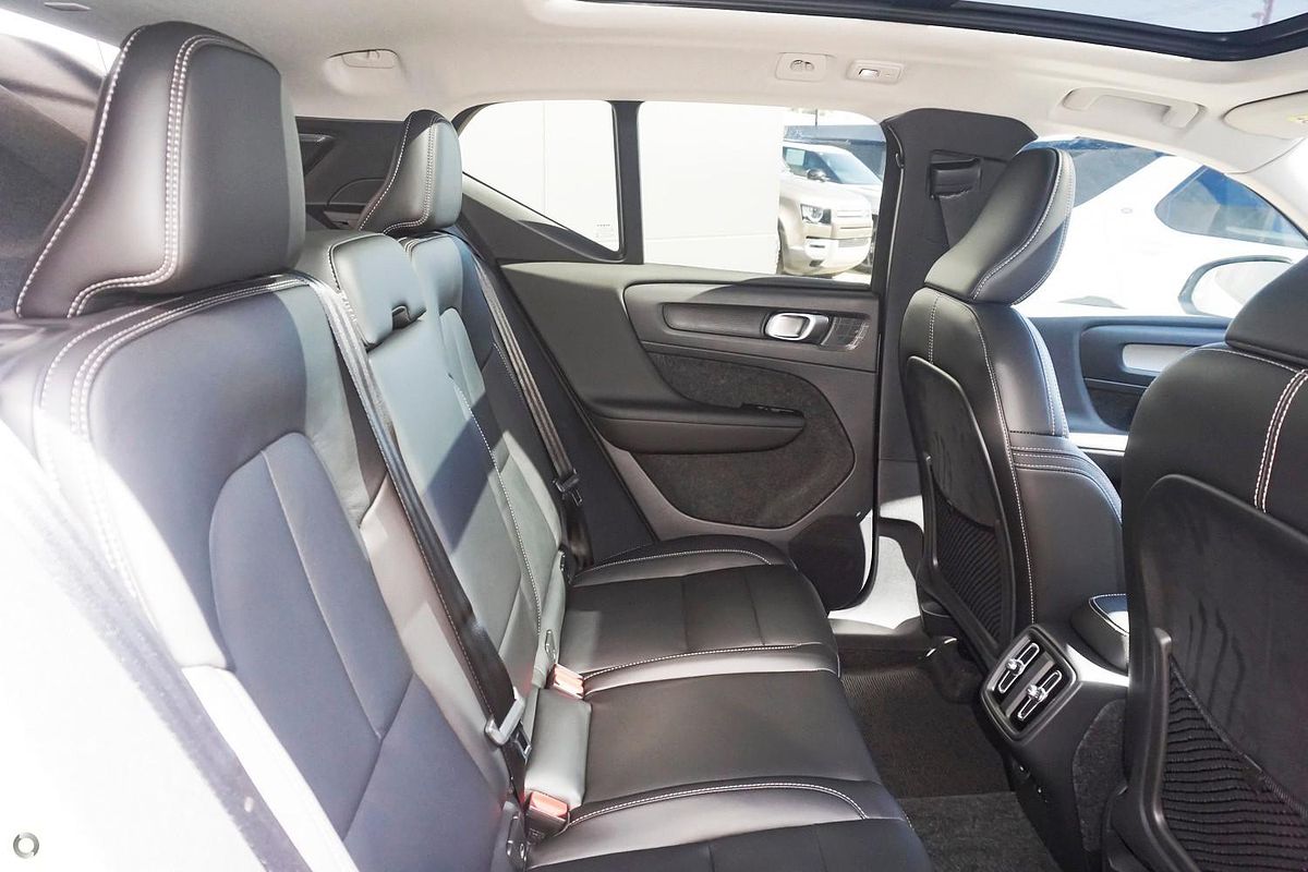 2024 Volvo XC40 Ultra B4 Dark