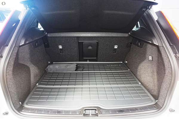 2024 Volvo XC40 Ultra B4 Dark