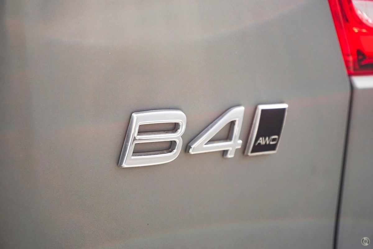 2024 Volvo XC40 Ultra B4 Dark