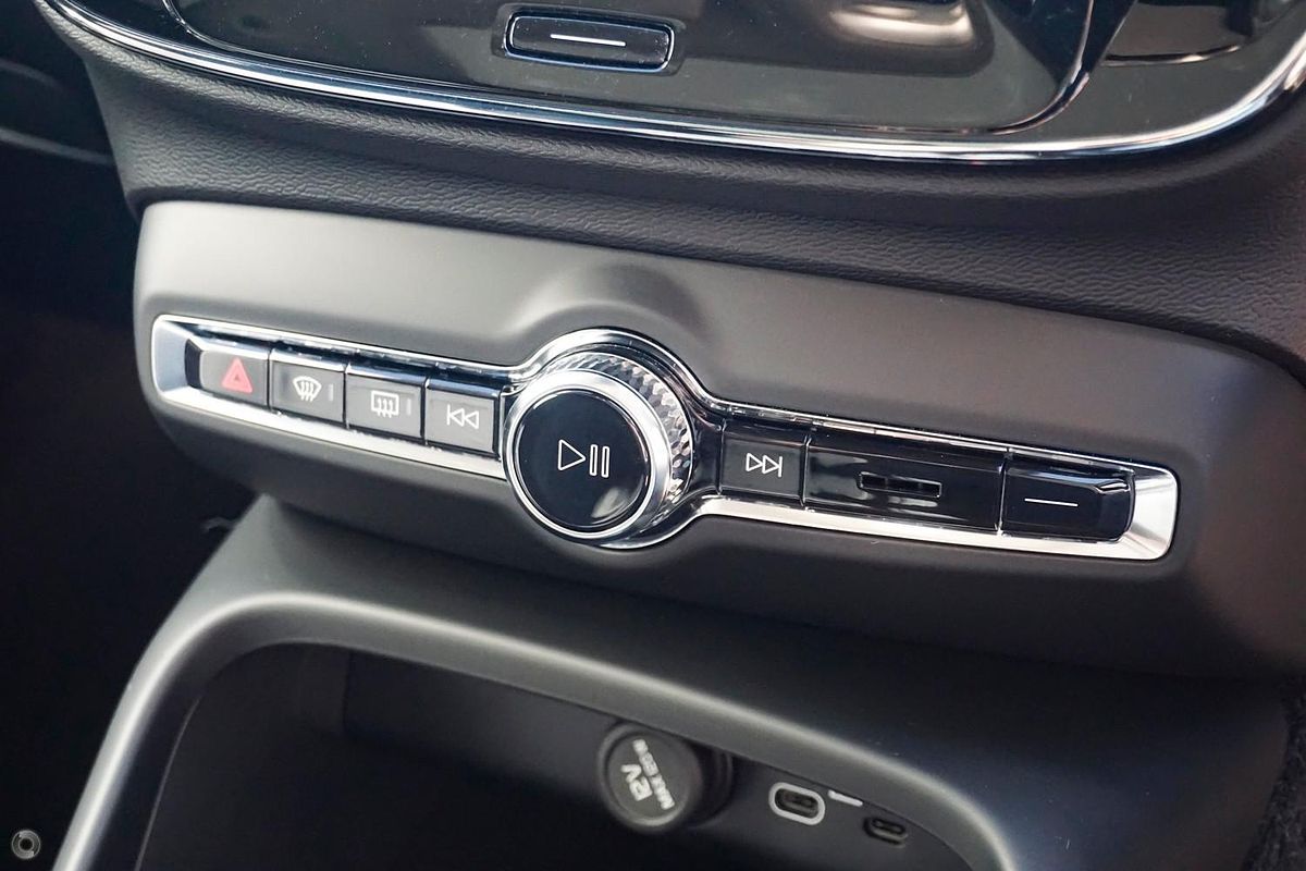 2024 Volvo XC40 Ultra B4 Dark