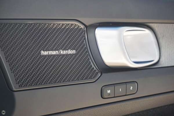 2024 Volvo XC40 Ultra B4 Dark