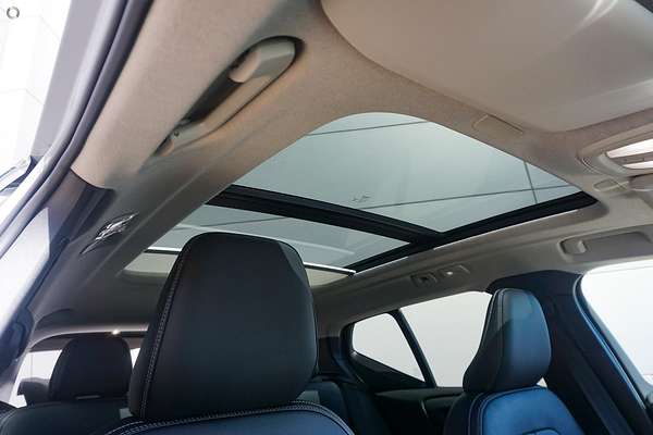 2024 Volvo XC40 Ultra B4 Dark