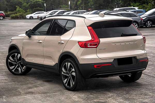 2024 Volvo XC40 Ultra B4 Dark