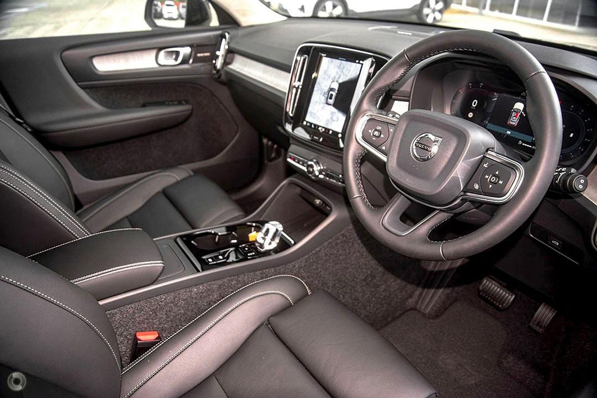 2024 Volvo XC40 Ultra B4 Dark