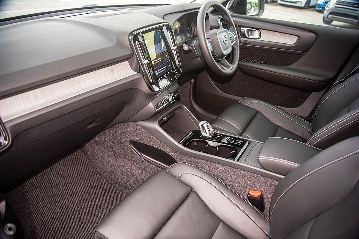 2024 Volvo XC40 Ultra B4 Dark