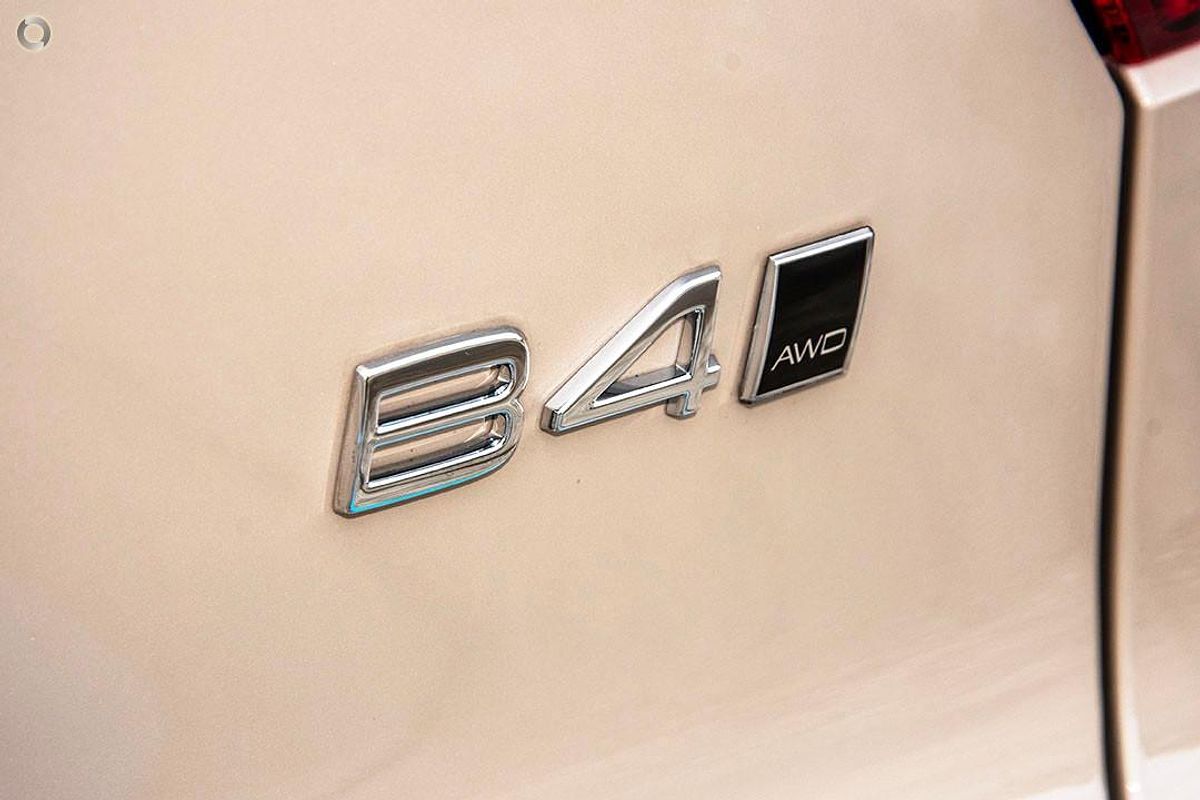 2024 Volvo XC40 Ultra B4 Dark