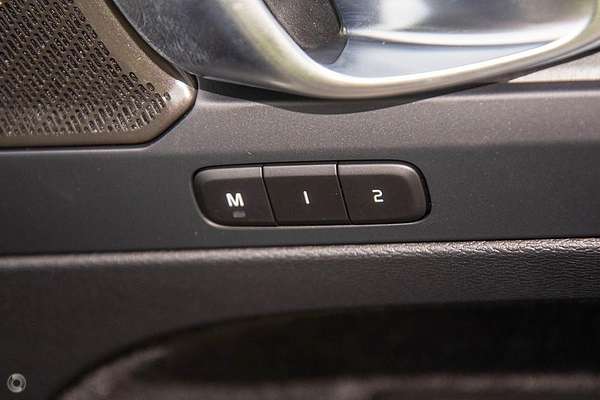 2024 Volvo XC40 Ultra B4 Dark