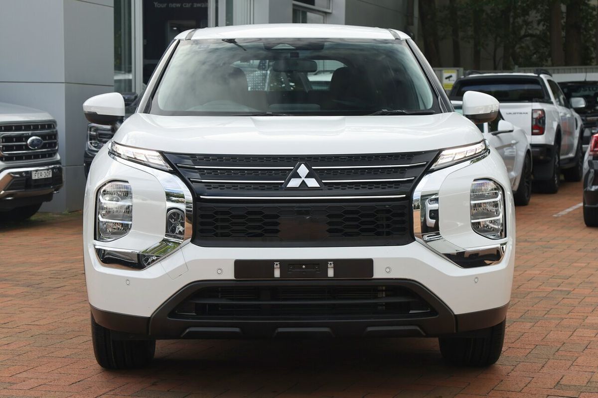 2023 Mitsubishi Outlander ES ZM