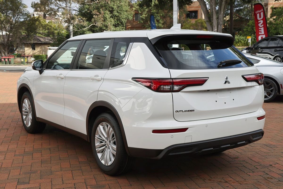 2023 Mitsubishi Outlander ES ZM
