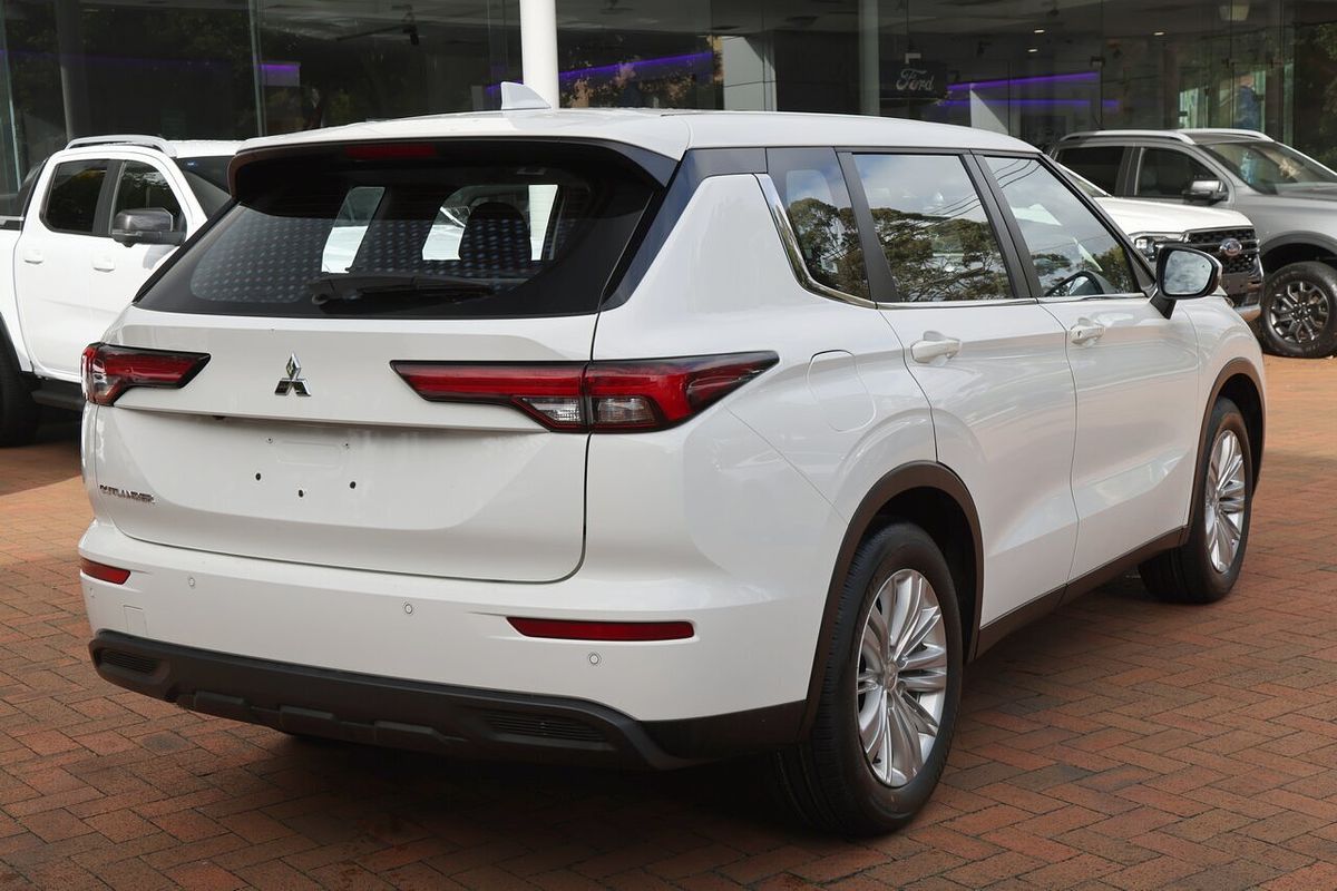2023 Mitsubishi Outlander ES ZM