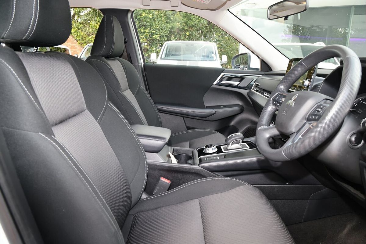 2023 Mitsubishi Outlander ES ZM