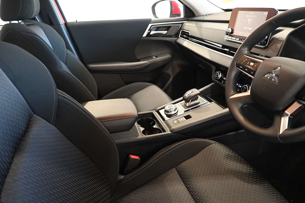 2024 Mitsubishi Outlander ES ZM
