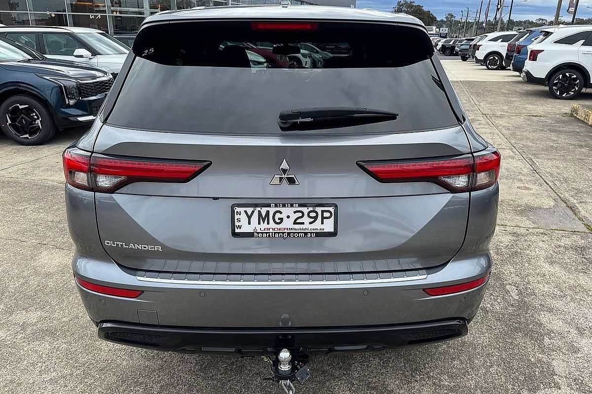2023 Mitsubishi Outlander LS Black Edition ZM