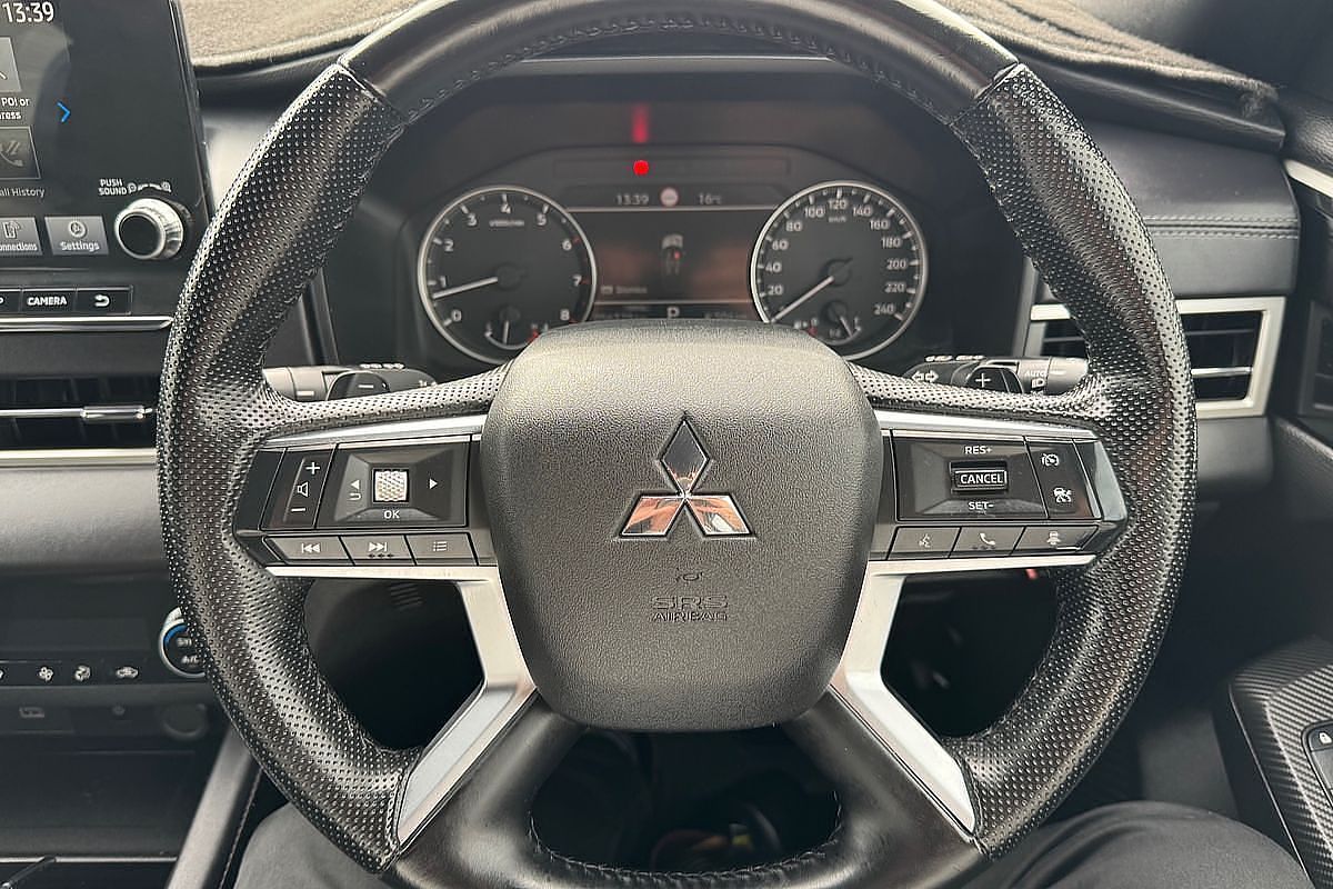 2023 Mitsubishi Outlander LS Black Edition ZM