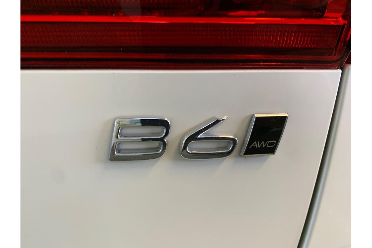 2022 Volvo XC60 B6 R-Design