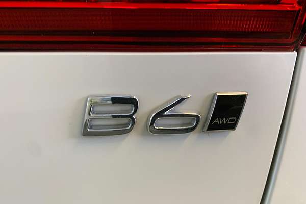 2022 Volvo XC60 B6 R-Design