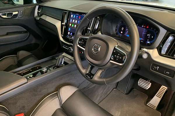 2022 Volvo XC60 B6 R-Design