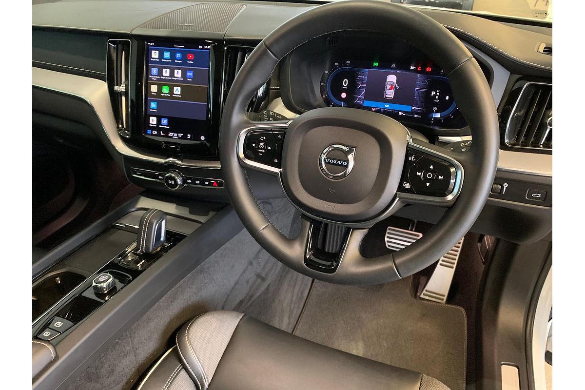 2022 Volvo XC60 B6 R-Design