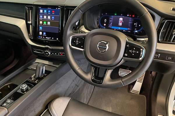 2022 Volvo XC60 B6 R-Design