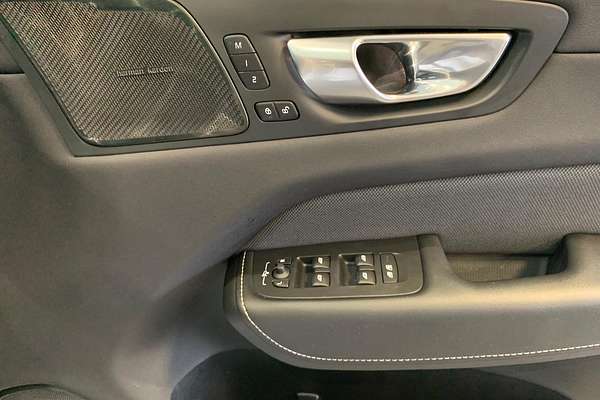 2022 Volvo XC60 B6 R-Design