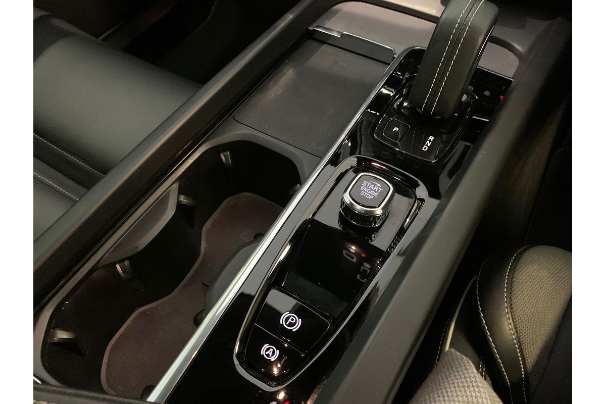 2022 Volvo XC60 B6 R-Design