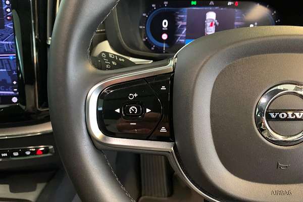 2022 Volvo XC60 B6 R-Design