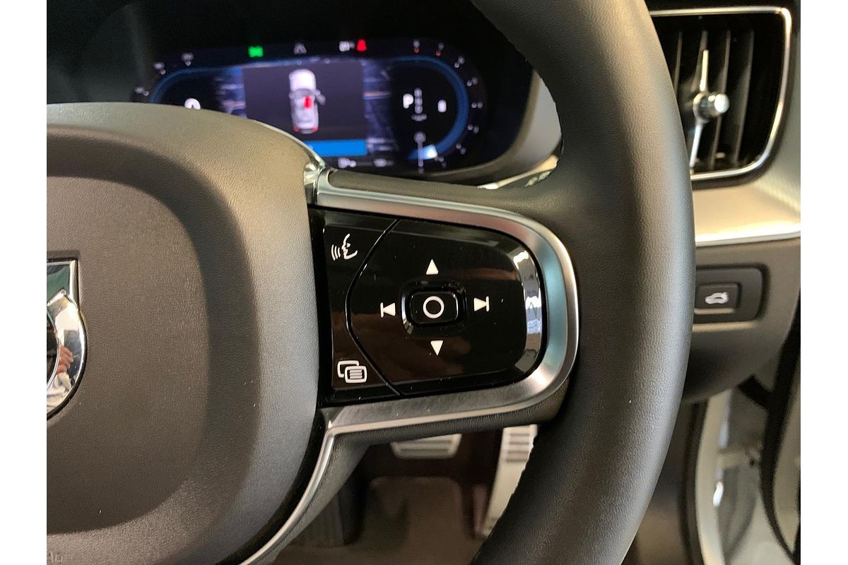 2022 Volvo XC60 B6 R-Design